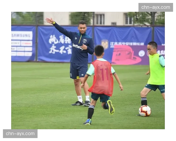 青少年足球教练培训班在上海开班，重点讲解如何向U15梯队植入高位压迫理念